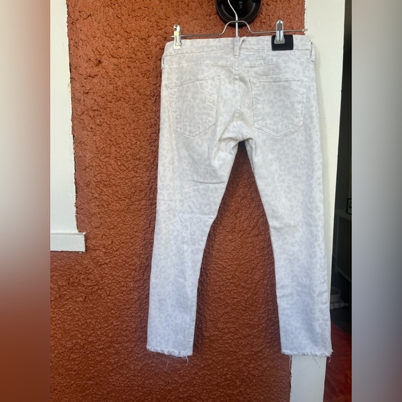 True Religion Liv Relaxed Boyfriend White Cheetah Print Jeans Zip Size 26 FLAWED - Picture 2 of 10